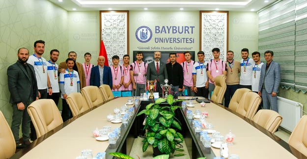 Rektör Türkmen, şampiyon sporcuları kabul etti
