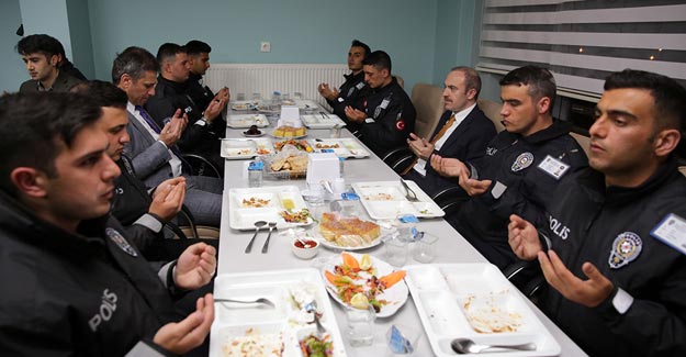 Vali Cüneyt Epcim, Polis Okulu öğrencileri ile iftar yaptı