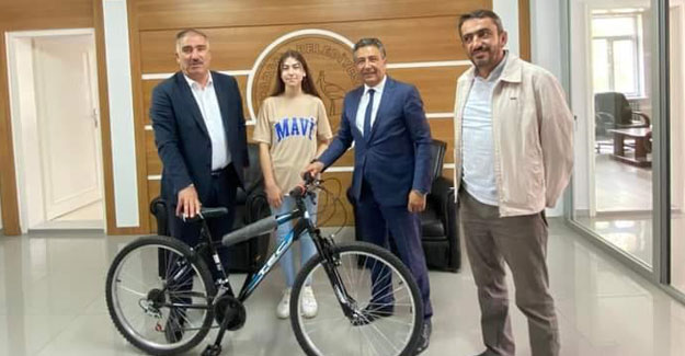 Arpalı Belediyesi başarılı öğrencileri bisiklet ve  tabletle ödüllendirdi