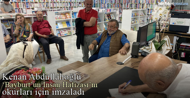 Kenan Abdullahoğlu, ‘Bayburt’un İnsan Hafızası’nı okurları için imzaladı