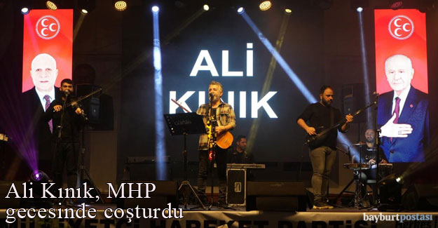 Sevilen sanatçı Ali Kınık, MHP programında sahne aldı