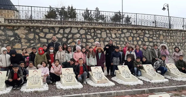 Bayburt'ta öğrenciler şehitlik anıtına karanfiller bıraktılar