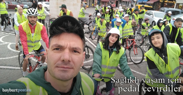 Bayburt'ta yağmur altında Yeşilay Bisiklet Turu