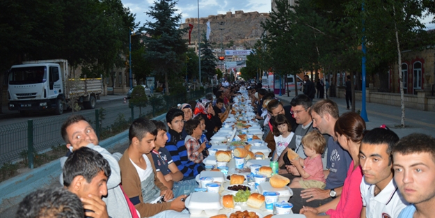 Cadde boyu iftar sofrası