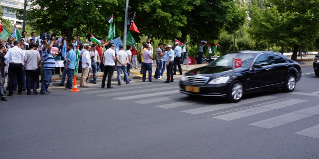 İsrail’i protesto eden çocukların yanından Cumhurbaşkanı konvoyu geçti