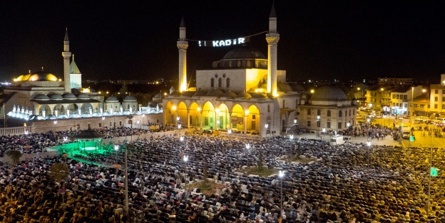 Kadir Gecesi’nde on binler Mevlana Meydanı’nda buluştu