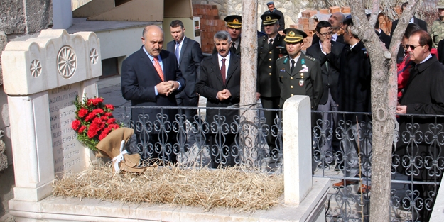 Şehit Başkan, mezarı başında anıldı