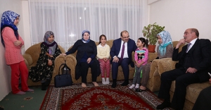 Vali Ustaoğlu, Afganlı aileyi ziyaret etti