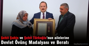 Şehit Şahin ve Şehit Türkoğlu'nun ailelerine Devlet Övünç Madalyası ve Beratı
