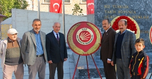 CHP, 96. Yıl anısına Atatürk Anıtına çelenk sundu