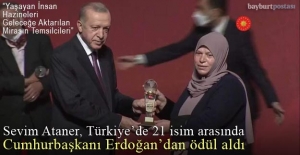 Ehram Dokuma Ustası Sevim Ataner'e, Cumhurbaşkanı Erdoğan'dan Ödül
