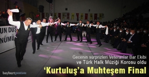 Kurtuluş Gecesi'nde Veteranlar Bar Ekibi ve Türk Halk Müziği Korosu Sürprizi
