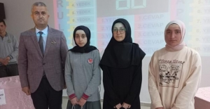 Bilgi yarışmasının birincisi Bayburt Kız Anadolu İmam Hatip Lisesi