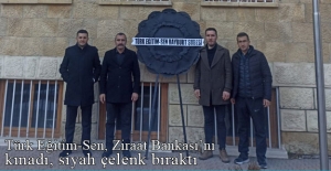 Türk Eğitim-Sen Bayburt Şubesi, Ziraat Bankası önüne siyah çelenk bıraktı
