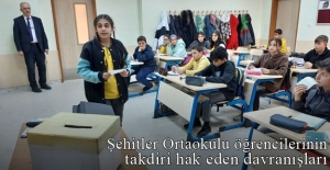 Bayburt'ta ortaokul öğrencileri harçlıklarını depremzedelere gönderdi