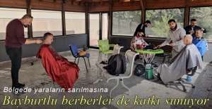 Bayburtlu berberler deprem bölgesinde gönüllü hizmet veriyor