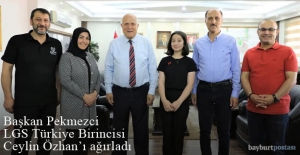 Başkan Pekmezci, LGS Türkiye Birincisi Ceylin Özhan'a altın hediye etti