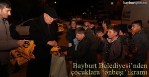 Bayburt Belediyesi'nden çocuklara 'onbeşi' ikramı