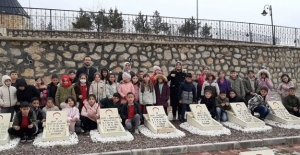 Bayburt'ta öğrenciler şehitlik anıtına karanfiller bıraktılar