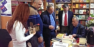 Akengin, 11 kitabını yeniden imzaladı