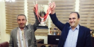 Özbek, şampiyonluk kupasını kaldırdı