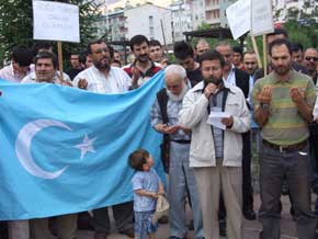Türk Dünyası parkında toplanan dernek üyeleri, Çin Hükümeti’nin Doğu Türkistan’daki Uygur Türklerine yönelik uyguladığı şiddet politikalarına bir an önce son verilmesini istedi