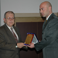 Kürşat Okutmuş’a ödülünü Basın İlan Kurumu Genel Müdürü Ertan Cillov verdi