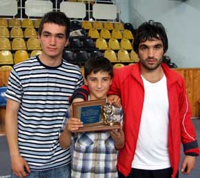 Turnuvanın en centilmen sporcusu seçilen Muhammed Paşaoğlu, aldığı ödülü hocalarıyla paylaştı