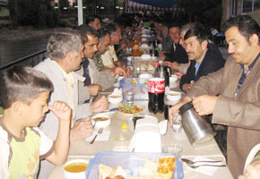 İl Özel İdarespor, 2009-2010 yılı futbol sezonunu bugün verdiği iftar yemeğiyle merhaba dedi...