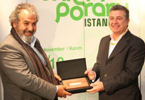 Hüsamettin Koçan'a ödülünü, Contemporary Istanbul Yönetim Kurulu Başkanı Ali Güreli verdi.
