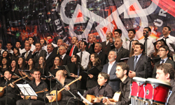 Gecede, Bayburt türkülerini seslendiren TRT Trabzon Radyosu Halk Müziği Korosu'na son parçada protokol üyeleri ve ödül sahipleri de eşlik etti...