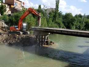 Cemiyet Köprüsü yenisi yapılmak üzere yıkıldı