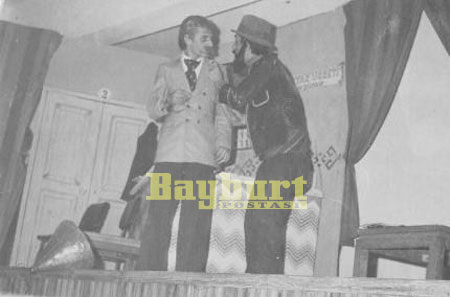  Bayburt Folklor Derneği’nin düzenlediği İnsan Sarrafı adlı oyundan bir sahne... Faruk Nafiz Kılıçalan ve Cemalettin Kumbasar… 18 Kasım 1978