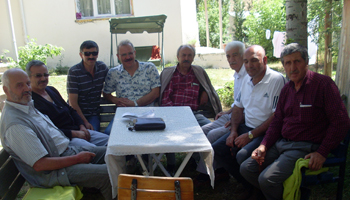 Soldan sağa: "Ali Bayrak-Ahmet Bayrak-Mahmut Bayrak-Muzaffer Temuçin-Akın Bayrak-Edip Temuçin-Ensar Bayrak-Umut Türker"